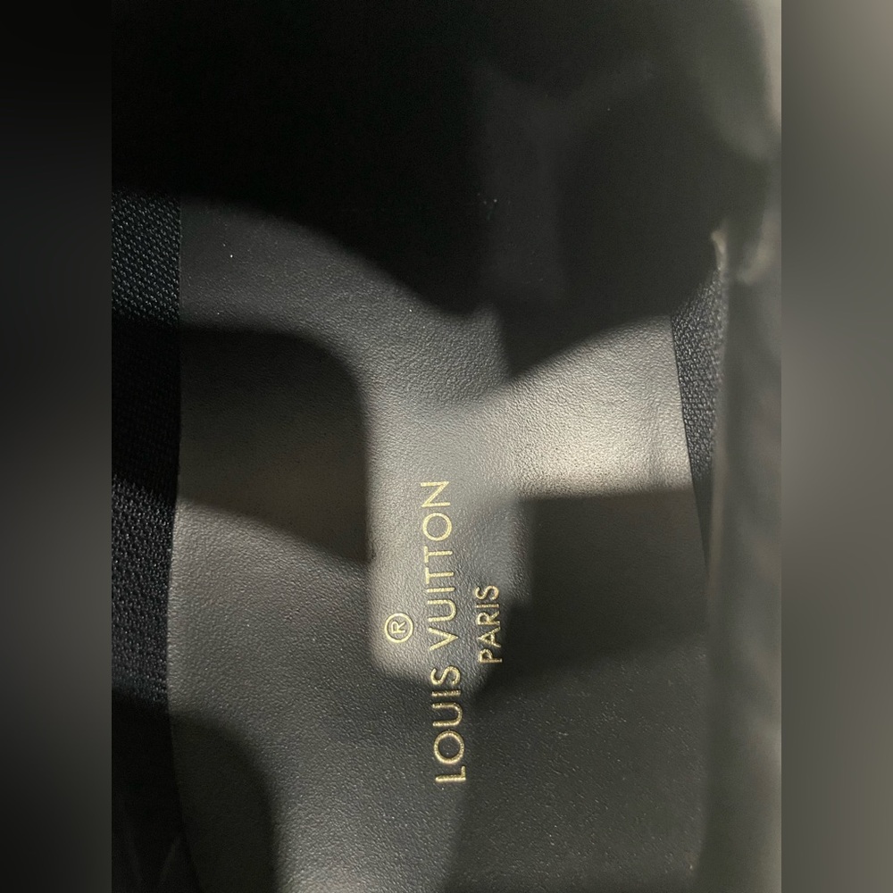 LOUIS VUITTON 
Monogram Mens Run Away Sneaker 1A80PV Black - Picture 13 of 16